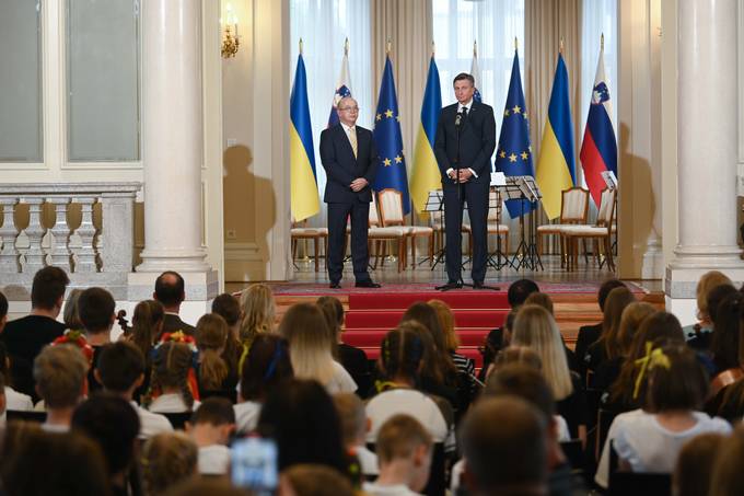 Predsednik Republike Slovenije Borut Pahor je danes na posebni prireditvi v Veliki dvorani Predsedniške palače sprejel begunce iz Ukrajine, ki so zatočišče pred vojno našli v Sloveniji